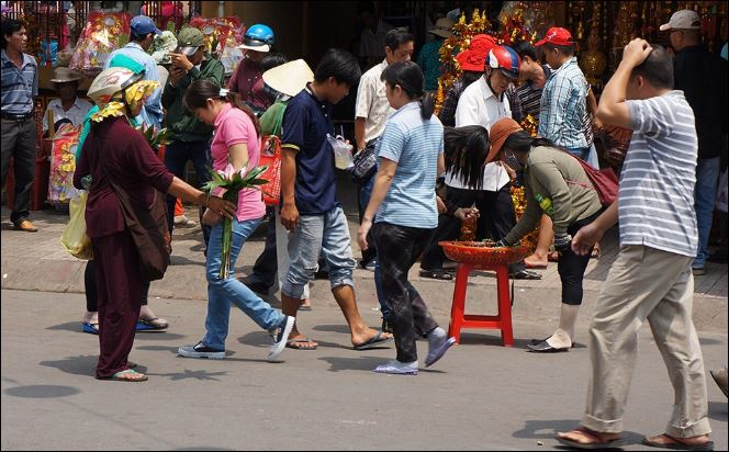 Vé số, hàng rong bủa vây du khách